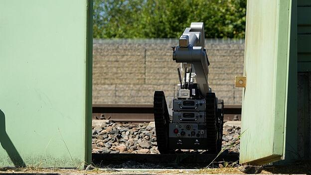 Ein Roboter ist auf dem Bahnhofsgelände im Einsatz. Ein Roboter ist auf dem Bahnhofsgelände im Einsatz.
