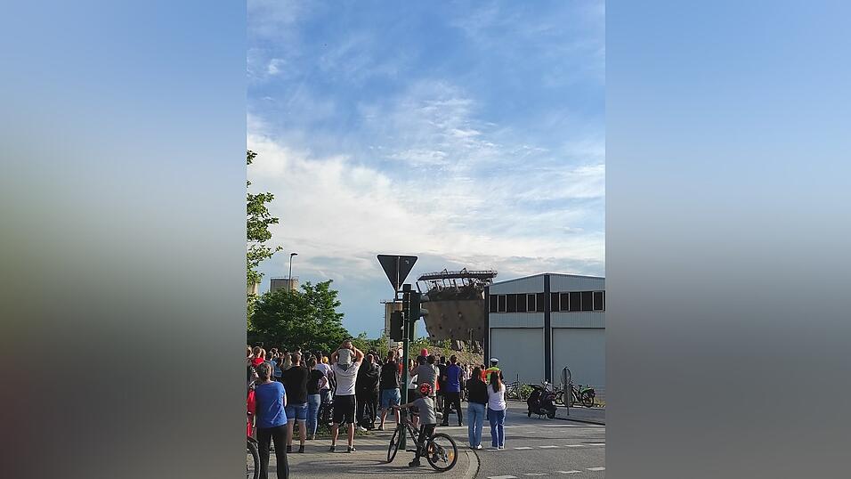 Rumms! Nachdem die Sprengladungen gezündet wurden, legte sich das alte Gebäude um und erzeugte eine große Staubwolke. Rumms! Nachdem die Sprengladungen gezündet wurden, legte sich das alte Gebäude um und erzeugte eine große Staubwolke.