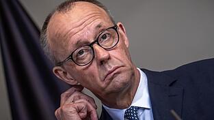 Klare Worte, keinen diplomatischen Floskeln: Kanzler Friedrich Merz (CDU) äußert sich bei einem Treffen mit seinem niederländischen Amtskollegen zu den Forderungen von US-Präsident Donald Trump nach Nato-Unterstützung zur Sicherung der Schifffahrt durch die Straße von Hormus. Klare Worte, keinen diplomatischen Floskeln: Kanzler Friedrich Merz (CDU) äußert sich bei einem Treffen mit seinem niederländischen Amtskollegen zu den Forderungen von US-Präsident Donald Trump nach Nato-Unterstützung zur Sicherung der Schifffahrt durch die Straße von Hormus.