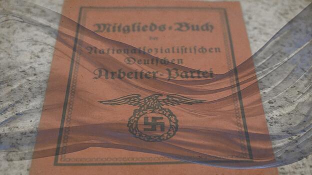 Unsere Autorin fragt sich: Wie steht es um die private Aufarbeitung der NS-Zeit? Sie findet: Der Zugang zur NSDAP-Mitgliedskartei sollte uns Anlass dafür sein. Unsere Autorin fragt sich: Wie steht es um die private Aufarbeitung der NS-Zeit? Sie findet: Der Zugang zur NSDAP-Mitgliedskartei sollte uns Anlass dafür sein.