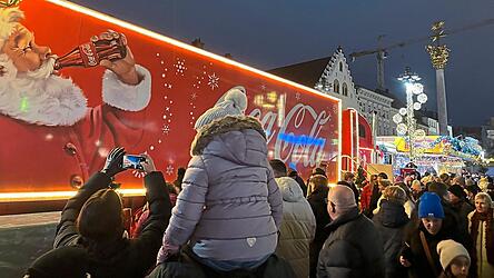 Der Coca-Cola-Weihnachtstruck sorgte im vergangenen Jahr für einen Besucheransturm in der Straubinger Innenstadt. Der Coca-Cola-Weihnachtstruck sorgte im vergangenen Jahr für einen Besucheransturm in der Straubinger Innenstadt.