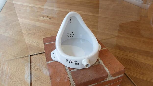 Blick ins Klo: „Fountain“ von Marcel Duchamp. Blick ins Klo: „Fountain“ von Marcel Duchamp.