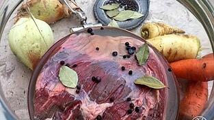 Fertig eingelegt muss der Sauerbraten noch mindestens drei Tage durchziehen, damit er alle Aromen in sich aufnehmen kann. Fertig eingelegt muss der Sauerbraten noch mindestens drei Tage durchziehen, damit er alle Aromen in sich aufnehmen kann.