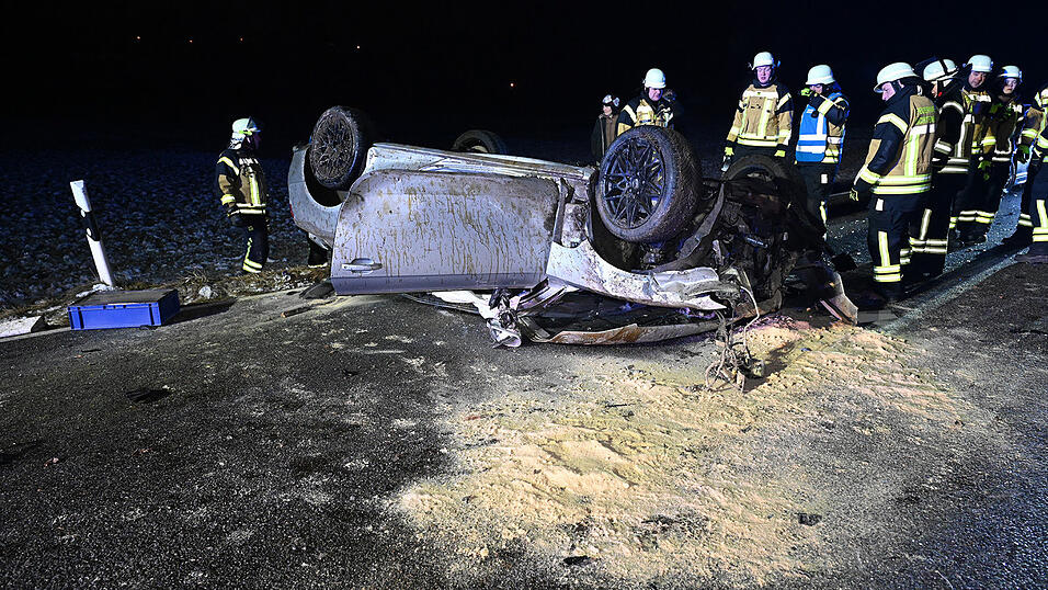 In der Gemeinde Gerzen ist ein Autofahrer gegen einen Holzstoß gekracht. In der Gemeinde Gerzen ist ein Autofahrer gegen einen Holzstoß gekracht.