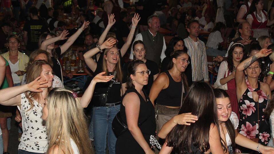 Zur Musik von Headless wurde ausgelassen gefeiert. Zur Musik von Headless wurde ausgelassen gefeiert.