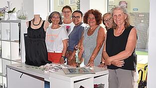 Mitglieder des Umzugsteams, die auch zum ehrenamtlichen Verkaufspersonal der „Truhe“ gehören Mitglieder des Umzugsteams, die auch zum ehrenamtlichen Verkaufspersonal der „Truhe“ gehören