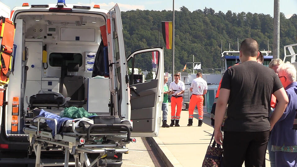 Magen-Darm-Infekt an Bord einer Donau-Kreuzfahrt! Etwa 120 Gäste waren von Ungarn aus mit dem Schiff nach Passau gestartet. Dort mussten letztlich 13 Passagiere ärztlich versorgt werden. Magen-Darm-Infekt an Bord einer Donau-Kreuzfahrt! Etwa 120 Gäste waren von Ungarn aus mit dem Schiff nach Passau gestartet. Dort mussten letztlich 13 Passagiere ärztlich versorgt werden.