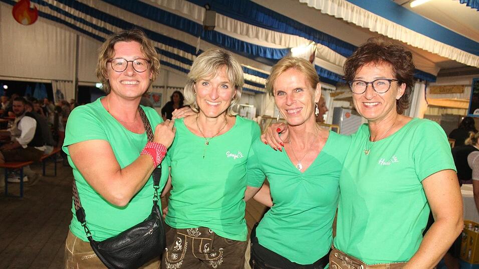 Zur Musik von Headless wurde ausgelassen gefeiert. Zur Musik von Headless wurde ausgelassen gefeiert.