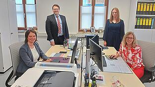 Fühlen sich wohl in den neuen Räumen: die Mitarbeiterinnen des Bürgerbüros (von links) mit Bürgermeister Dr. Stefan Spindler: Barbara Stengl, Sophie Schneider und Karin Dirnberger. Fühlen sich wohl in den neuen Räumen: die Mitarbeiterinnen des Bürgerbüros (von links) mit Bürgermeister Dr. Stefan Spindler: Barbara Stengl, Sophie Schneider und Karin Dirnberger.