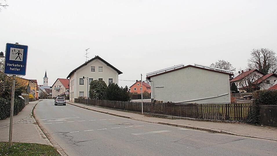 Wegen der Verkehrssituation an der Moosfürther Straße hatten einige Markträte Bedenken bezüglich eines Gebäudes für ambulant betreute Wohngruppen geäußert. Am Ende gab es doch nur eine Gegenstimme. Wegen der Verkehrssituation an der Moosfürther Straße hatten einige Markträte Bedenken bezüglich eines Gebäudes für ambulant betreute Wohngruppen geäußert. Am Ende gab es doch nur eine Gegenstimme.