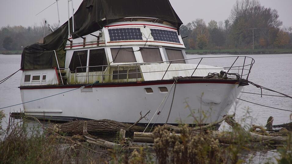 Seit langer Zeit liegt dieses Boot bei Kruckenberg vor Anker. Seit langer Zeit liegt dieses Boot bei Kruckenberg vor Anker.