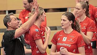 Aufmerksame Zuhörerin: Raben Cheftrainer Guillermo Gallardo gibt seiner Diagonalangreiferin Annie Hatch (rechts) noch ein paar Tipps - speziell zur Blockarbeit. In der „Abteilung Attacke“ punktet die 25 Jahre alte und 1,85 Meter große US-Amerikanerin regelmäßig zweistellig. Aufmerksame Zuhörerin: Raben Cheftrainer Guillermo Gallardo gibt seiner Diagonalangreiferin Annie Hatch (rechts) noch ein paar Tipps - speziell zur Blockarbeit. In der „Abteilung Attacke“ punktet die 25 Jahre alte und 1,85 Meter große US-Amerikanerin regelmäßig zweistellig.