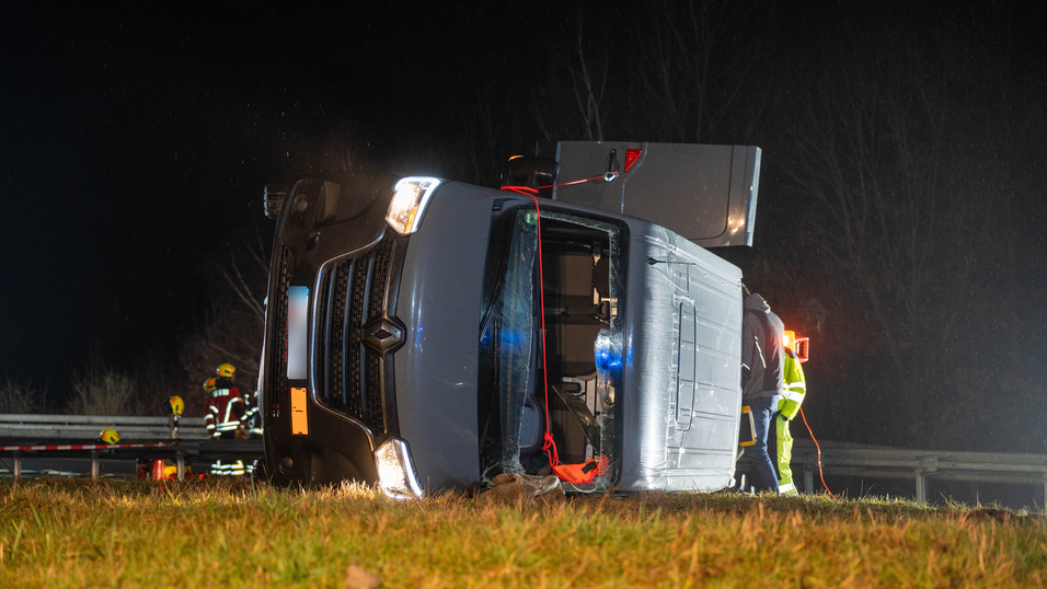 Wegen der aufwändigen Bergung war eine längere Sperrung der Auffahrt zur B15n nötig. Wegen der aufwändigen Bergung war eine längere Sperrung der Auffahrt zur B15n nötig.