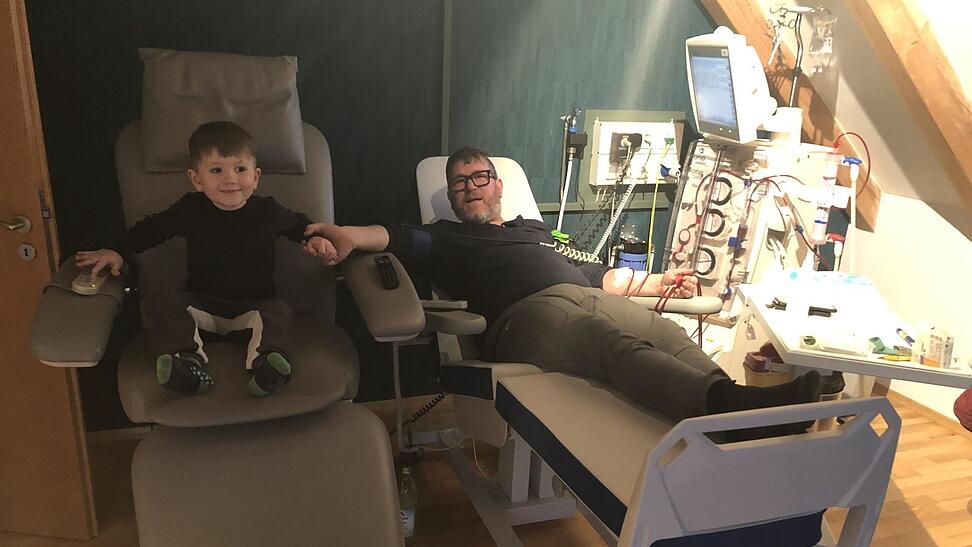 Sebastian, hier zusammen mit Sohn Emil, am Heimdialyse-Gerät. Sebastian, hier zusammen mit Sohn Emil, am Heimdialyse-Gerät.