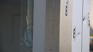 Diese Einschusslöcher entstanden in und neben einer Eingangstüre in Neutraubling. Sie befanden sich auf Brust- beziehungsweise Kopfhöhe. (Archivfoto) Diese Einschusslöcher entstanden in und neben einer Eingangstüre in Neutraubling. Sie befanden sich auf Brust- beziehungsweise Kopfhöhe. (Archivfoto)