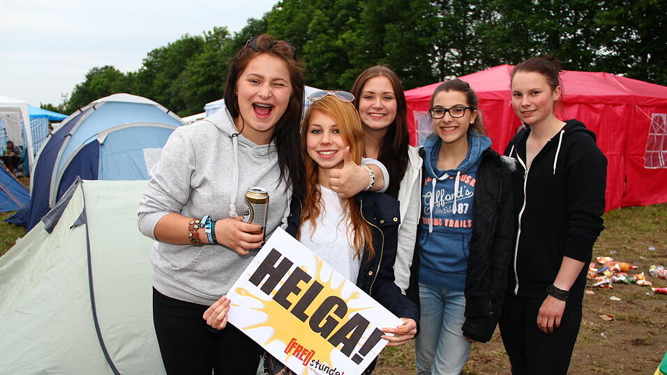 Die Besucher des Pfingst-Open-Airs in Salching sind schon in Feierlaune, aufgenommen von David Voltz am Freitag. Die Besucher des Pfingst-Open-Airs in Salching sind schon in Feierlaune, aufgenommen von David Voltz am Freitag.