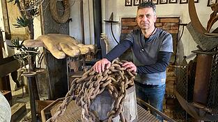 Hans Hollmeier mit dem Werkstück „Break every Chain“ Hans Hollmeier mit dem Werkstück „Break every Chain“