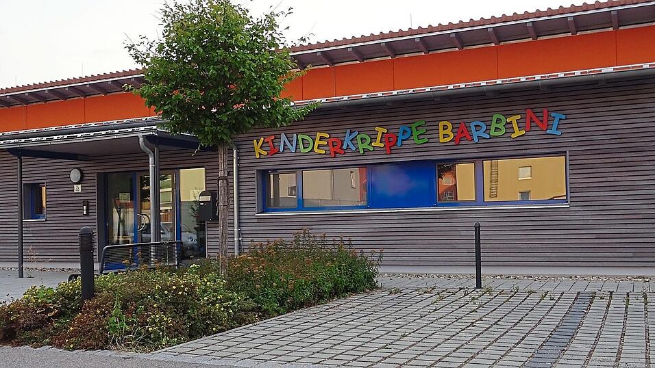 Kostendeckend sind die Elternbeiträge bei Weitem nicht, zumal die Gemeinde für die Kinder der unteren Dörfer auch einen kostenlosen Kindergartenbus anbietet. Aber um der weiteren Defizitentwicklung etwas entgegenzuwirken, kam man um eine Elternbeitragserhöhung nicht umhin. Auch in der Krippe Barbini werden die Beiträge zum 1. September marginal angehoben. Kostendeckend sind die Elternbeiträge bei Weitem nicht, zumal die Gemeinde für die Kinder der unteren Dörfer auch einen kostenlosen Kindergartenbus anbietet. Aber um der weiteren Defizitentwicklung etwas entgegenzuwirken, kam man um eine Elternbeitragserhöhung nicht umhin. Auch in der Krippe Barbini werden die Beiträge zum 1. September marginal angehoben.