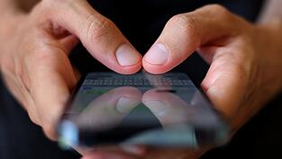 Am Auto seiner damaligen Frau befestigte ein 39-Jähriger GPS-Tracker, mit seinem Handy erstellte er Bewegungsprofile. Wegen Nachstellung landete er deswegen auf der Anklagebank. Am Auto seiner damaligen Frau befestigte ein 39-Jähriger GPS-Tracker, mit seinem Handy erstellte er Bewegungsprofile. Wegen Nachstellung landete er deswegen auf der Anklagebank.