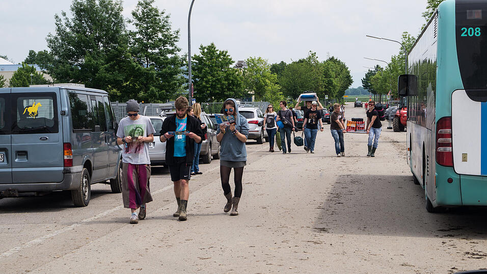 Auf dem Campingplatz lassen es die Pfingst-Open-Air-Besucher richtig krachen, aufgenommen von Regina Hölzel am Freitag. Auf dem Campingplatz lassen es die Pfingst-Open-Air-Besucher richtig krachen, aufgenommen von Regina Hölzel am Freitag.