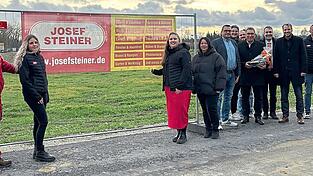 Zugig wars, aber die Zuversicht überwog an der Fuhrmannstraße, als Bürgermeister Matthias Kohlmayer (3.v.r.) und die VR-Immobilien-Mitarbeiter Stefan Reitberger und Martin Able (4.u.5.v.r.) in Anwesenheit von Steiner- und am Projekt beteiligten Mitarbeitern, Steiner-Geschäftsführer Peter Arnold (5.v.l.) zum Grundstückskauf gratulierten. Zugig wars, aber die Zuversicht überwog an der Fuhrmannstraße, als Bürgermeister Matthias Kohlmayer (3.v.r.) und die VR-Immobilien-Mitarbeiter Stefan Reitberger und Martin Able (4.u.5.v.r.) in Anwesenheit von Steiner- und am Projekt beteiligten Mitarbeitern, Steiner-Geschäftsführer Peter Arnold (5.v.l.) zum Grundstückskauf gratulierten.