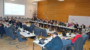 Entscheidung unterm Christbaum: Weihnachtsfriede anstatt lauter Wahlkampftöne herrschte bei den Haushaltsberatungen des Kreistags am Montagnachmittag im großen Sitzungssaal des Landratsamtes. Entscheidung unterm Christbaum: Weihnachtsfriede anstatt lauter Wahlkampftöne herrschte bei den Haushaltsberatungen des Kreistags am Montagnachmittag im großen Sitzungssaal des Landratsamtes.