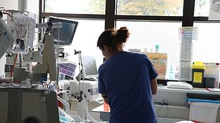 Maschinen übernehmen in der Intensivstation notwendigerweise viele Aufgaben. Aber die persönliche Ansprache ist ebenfalls sehr wichtig, ist Stephanie W. überzeugt. Maschinen übernehmen in der Intensivstation notwendigerweise viele Aufgaben. Aber die persönliche Ansprache ist ebenfalls sehr wichtig, ist Stephanie W. überzeugt.