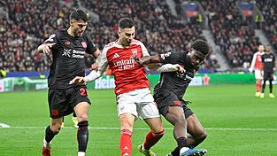 Leverkusener und Londoner lieferten sich viele enge Duelle. Leverkusener und Londoner lieferten sich viele enge Duelle.