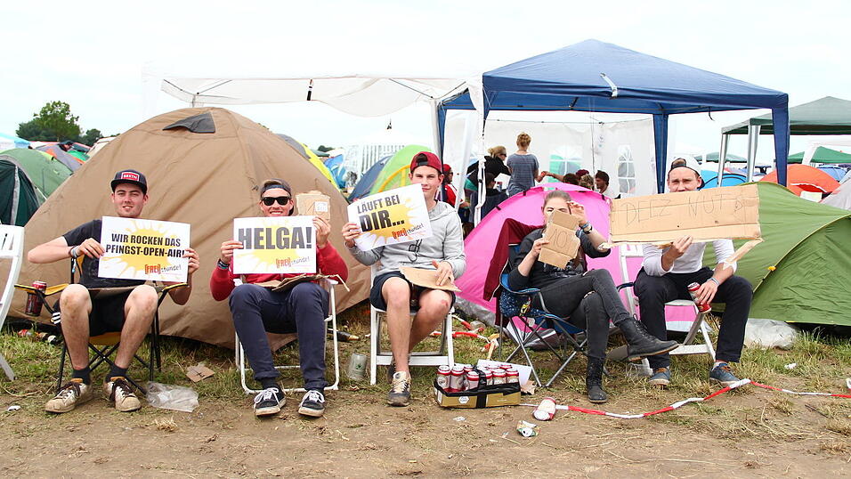 Auch an Tag 2 sind die Gäste am Pfingst-Open-Air in Feierlaune. (Fotos: David Voltz) Auch an Tag 2 sind die Gäste am Pfingst-Open-Air in Feierlaune. (Fotos: David Voltz)