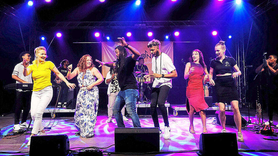 Ronny Morffe Santana mit Tanzlehrern der Salsa-Schule gemeinsam auf der Bühne mit Mayito Rivera und The Sons of Cuba. Ronny Morffe Santana mit Tanzlehrern der Salsa-Schule gemeinsam auf der Bühne mit Mayito Rivera und The Sons of Cuba.