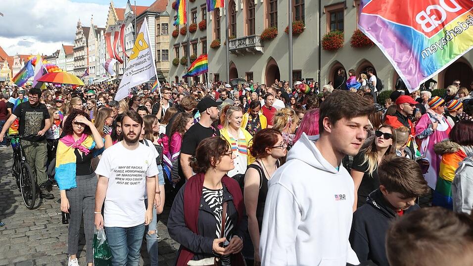 Knapp 2.000 Teilnehmer feierten am Samstag in Landhut den ersten Christopher-Street-Day Niederbayerns. Knapp 2.000 Teilnehmer feierten am Samstag in Landhut den ersten Christopher-Street-Day Niederbayerns.