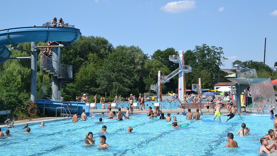 Das Vilsbiburger Schwimmbad hat eine 70-Meter-Wasserrutsche und einen Eltern-Kind-Bereich. Das Vilsbiburger Schwimmbad hat eine 70-Meter-Wasserrutsche und einen Eltern-Kind-Bereich.