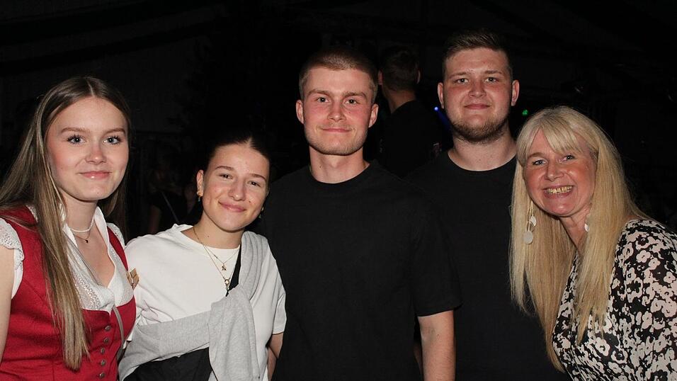 Zur Musik von Headless wurde ausgelassen gefeiert. Zur Musik von Headless wurde ausgelassen gefeiert.