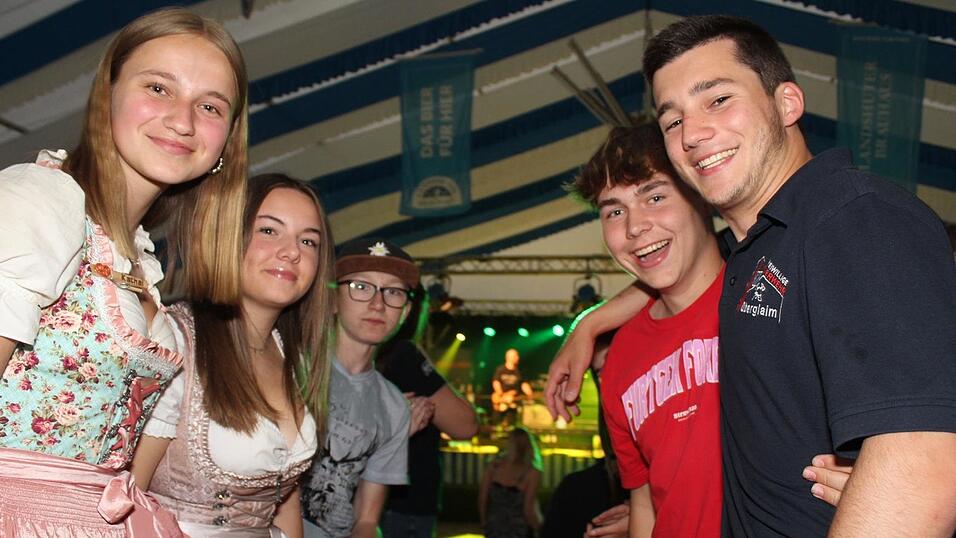 Zur Musik von Headless wurde ausgelassen gefeiert. Zur Musik von Headless wurde ausgelassen gefeiert.