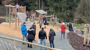 Der Waldspielplatz im Neugebiet Am Brand fügt sich in den Hang ein. Die Spielgeräte verteilen sich auf drei Ebenen. Der Waldspielplatz im Neugebiet Am Brand fügt sich in den Hang ein. Die Spielgeräte verteilen sich auf drei Ebenen.