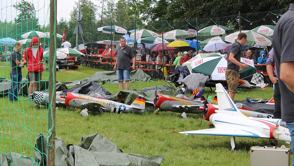 Nach zwei Jahren Zwangspause sind beim MFV Arnstorf-Weilnbach wieder Modellflugtage mit Waldfest angesagt. Die Bevölkerung ist eingeladen. Nach zwei Jahren Zwangspause sind beim MFV Arnstorf-Weilnbach wieder Modellflugtage mit Waldfest angesagt. Die Bevölkerung ist eingeladen.
