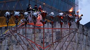 Beim Entzünden der ersten Kerze des Channukka-Leuchters vor der Synagoge in der Münchner Innenstadt wurde den Opfern des Terroraktes in Australien gedacht. Beim Entzünden der ersten Kerze des Channukka-Leuchters vor der Synagoge in der Münchner Innenstadt wurde den Opfern des Terroraktes in Australien gedacht.