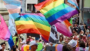 Bunt soll es am 5. Juli wieder werden. Allerdings wird es die Parade mit zuletzt rund 3.000 Teilnehmenden diesmal nicht geben. Bunt soll es am 5. Juli wieder werden. Allerdings wird es die Parade mit zuletzt rund 3.000 Teilnehmenden diesmal nicht geben.