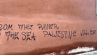 Am Verwaltungsgericht prangt diese Parole. Am Verwaltungsgericht prangt diese Parole.