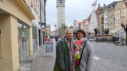 Grit Gewald (l.) und Michaela Zehentbauer-Hilmer, eingespieltes Team mit Energie und Organisationstalent. Jetzt möchten sie für Kunsthandwerker aus der Region einen Laden finden, ein ambitioniertes Gemeinschaftsprojekt. Grit Gewald (l.) und Michaela Zehentbauer-Hilmer, eingespieltes Team mit Energie und Organisationstalent. Jetzt möchten sie für Kunsthandwerker aus der Region einen Laden finden, ein ambitioniertes Gemeinschaftsprojekt.