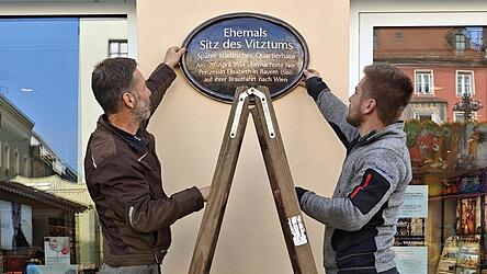 Stefan Baumgartner (links) brachte zusammen mit einem Mitarbeiter die Hinweistafel am Theresienplatz an. Im ehemaligen Gebäude des Sitz des Vitztums verbrachte „Sisi“ im Jahr 1854 eine Nacht. Stefan Baumgartner (links) brachte zusammen mit einem Mitarbeiter die Hinweistafel am Theresienplatz an. Im ehemaligen Gebäude des Sitz des Vitztums verbrachte „Sisi“ im Jahr 1854 eine Nacht.