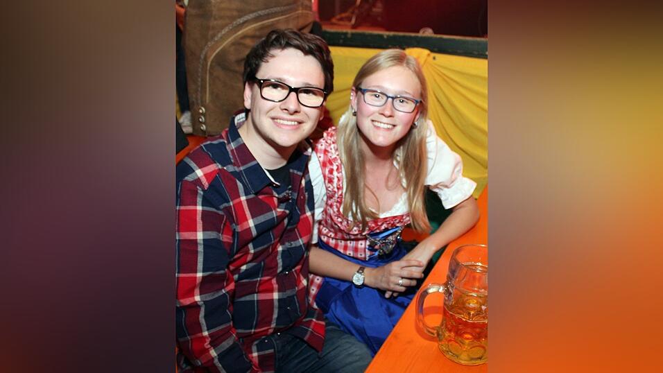 Die Frühjahrsdult 2017 in Landshut neigt sich dem Ende entgegen. Grund genug, noch einmal richtig in den Bierzelten zu feiern - abgerundet vom traditionellen Feuerwerk. Die Frühjahrsdult 2017 in Landshut neigt sich dem Ende entgegen. Grund genug, noch einmal richtig in den Bierzelten zu feiern - abgerundet vom traditionellen Feuerwerk.