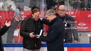Hohe Auszeichnung für eine Eishockey-Legende: Bayerns Ministerpräsident Markus Söder überreichte Erich Kühnhackl unter dem großen Jubel des Publikums für seine Lebensleistung den Bayerischen Verdienstorden. Hohe Auszeichnung für eine Eishockey-Legende: Bayerns Ministerpräsident Markus Söder überreichte Erich Kühnhackl unter dem großen Jubel des Publikums für seine Lebensleistung den Bayerischen Verdienstorden.