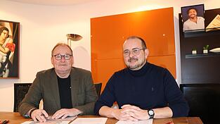 Die Tennisvereinsvorsitzenden Jürgen Solfrank und Achim Janda (von links) hoffen, dass sich doch noch eine Möglichkeit findet, die finanziellen Mittel für die Reparatur der Tennisplätze aufzubringen. Die Tennisvereinsvorsitzenden Jürgen Solfrank und Achim Janda (von links) hoffen, dass sich doch noch eine Möglichkeit findet, die finanziellen Mittel für die Reparatur der Tennisplätze aufzubringen.