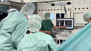 Blick in einen Operationssaal der Kreisklinik. Der nagelneue Roboter schaut nicht unbedingt so aus, wie sich viele das vorstellen werden. Blick in einen Operationssaal der Kreisklinik. Der nagelneue Roboter schaut nicht unbedingt so aus, wie sich viele das vorstellen werden.