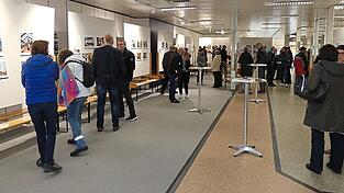 Bei der Ausstellung in der Stadtwerkstatt wurden den Besuchern rund 800 Vorher-Nachher-Fotos der Gebäude gezeigt und es gab auch Gelegenheit zu Gesprächen und zum Informationsaustausch. Bei der Ausstellung in der Stadtwerkstatt wurden den Besuchern rund 800 Vorher-Nachher-Fotos der Gebäude gezeigt und es gab auch Gelegenheit zu Gesprächen und zum Informationsaustausch.