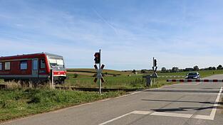 On-Demand-Verkehre hätten als Zubringer zur Buslinie 58 sowie zur Gäubodenbahn (Bild) fungieren sollen. Deren Einführung wurde allerdings gestoppt: Sie hätten zu viel Geld verschlungen. On-Demand-Verkehre hätten als Zubringer zur Buslinie 58 sowie zur Gäubodenbahn (Bild) fungieren sollen. Deren Einführung wurde allerdings gestoppt: Sie hätten zu viel Geld verschlungen.