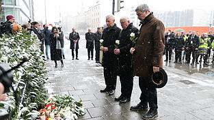 Ministerpräsident Markus Söder (CSU), Bundespräsident Frank-Walter Steinmeier und Münchens Oberbürgermeister Dieter Reiter (SPD) gedenken am Freitagvormittag der Opfer. Ministerpräsident Markus Söder (CSU), Bundespräsident Frank-Walter Steinmeier und Münchens Oberbürgermeister Dieter Reiter (SPD) gedenken am Freitagvormittag der Opfer.