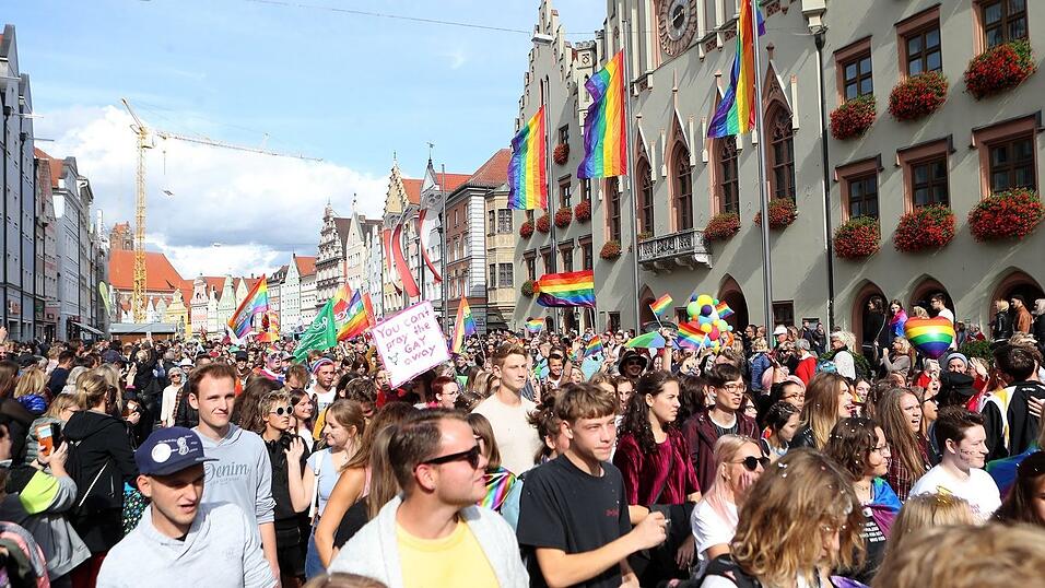 Knapp 2.000 Teilnehmer feierten am Samstag in Landhut den ersten Christopher-Street-Day Niederbayerns. Knapp 2.000 Teilnehmer feierten am Samstag in Landhut den ersten Christopher-Street-Day Niederbayerns.