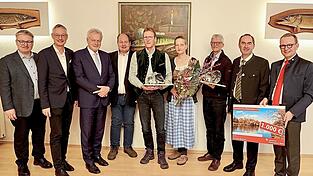 Der Fischereiverband Niederbayern verlieh erstmalig den Gewässerschutzpreis in Straubing beim Bezirksfischereiverein. Mit dabei waren (v.l.): Josef Zellmeier, Markus Pannermayr, Alois Rainer, Michael Kreiner, Hermann Waas, Ruth Waas, Jörg Kuhn, Hubert Aiwanger und Dr. Martin Kreuzer. Der Fischereiverband Niederbayern verlieh erstmalig den Gewässerschutzpreis in Straubing beim Bezirksfischereiverein. Mit dabei waren (v.l.): Josef Zellmeier, Markus Pannermayr, Alois Rainer, Michael Kreiner, Hermann Waas, Ruth Waas, Jörg Kuhn, Hubert Aiwanger und Dr. Martin Kreuzer.